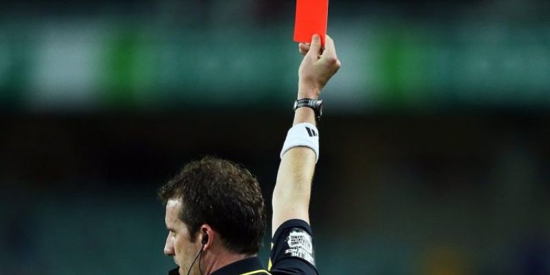 Những lỗi nào khiến cầu thủ phải nhận thẻ đỏ trực tiếp